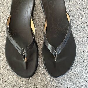 Olukai Honu Black Leather Flip Flops